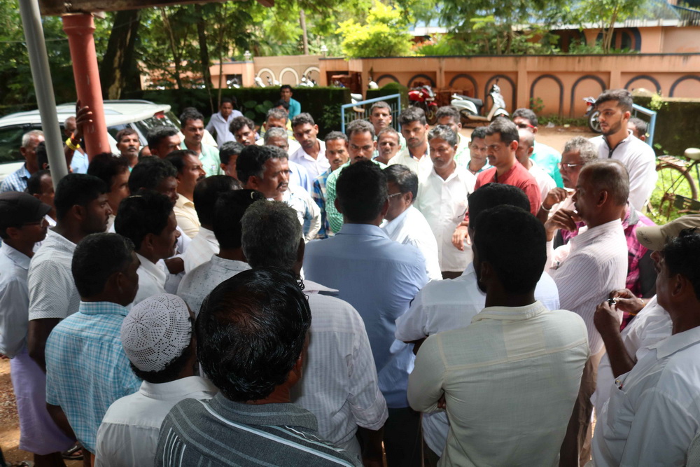 ನಾಡದೋಣಿ ಮೀನುಗಾರರಿಂದ ಮೀನುಗಾರಿಕೆ ಕಚೇರಿ ಮುತ್ತಿಗೆ